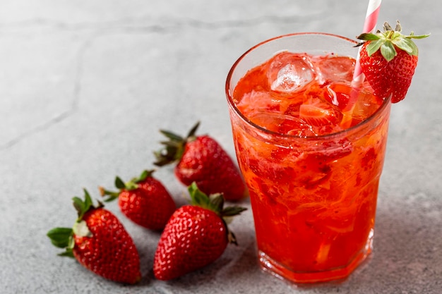 Aardbeien caipirinha op tafel Aardbeiencocktail