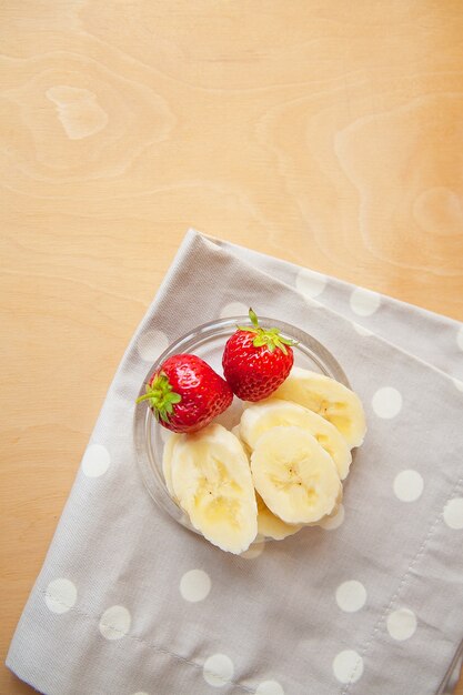 Aardbeien- en bananendessert