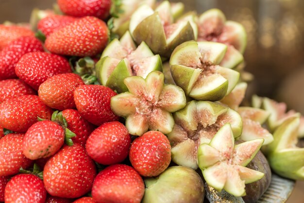 Aardbeien en honingvijgen. Zoet dessert. Handige snoepjes. Natuurlijke vitamines