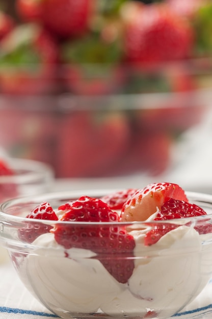 Aardbeien en room in een kom