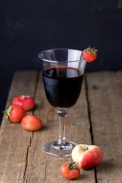 Aardbeien- en strandlikeur in glazen houten rustieke achtergrond Alcoholische drank in een glas