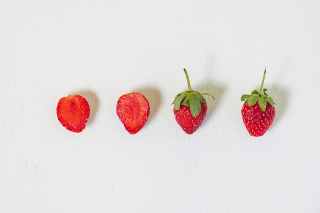 Foto aardbeien geïsoleerd op een witte achtergrond met kopie ruimte voor uw tekst bovenaanzicht plat lag patroon