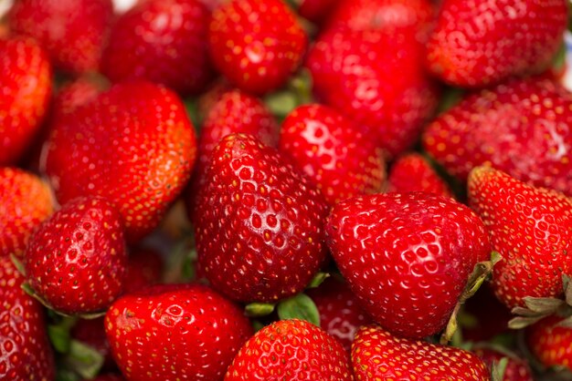 Aardbeien gerangschikt op het display