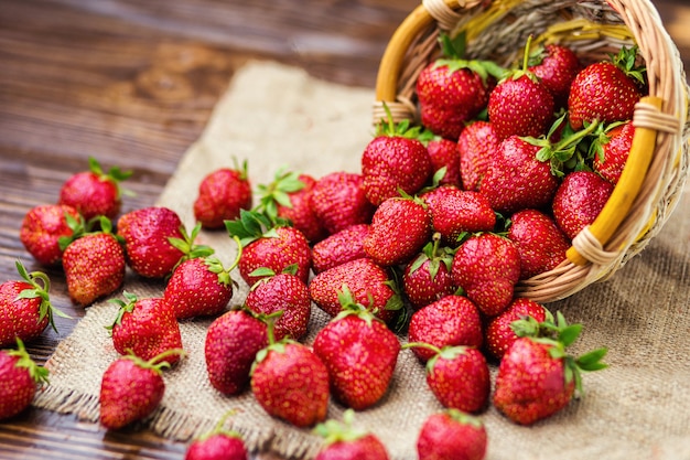 Aardbeien in de mand op houten tafel