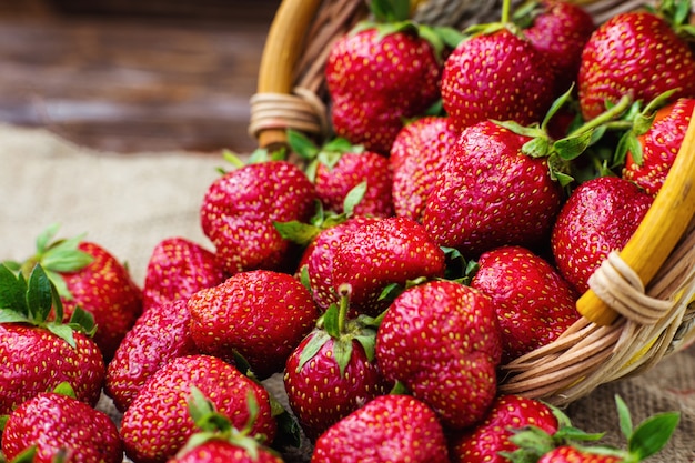 Aardbeien in de mand op houten tafel