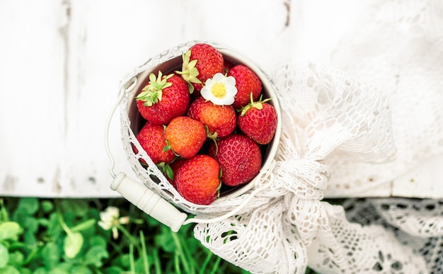 Aardbeien in een emmer close-up, zomer in het dorp, oogst.