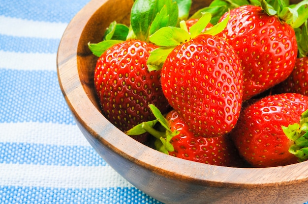 Foto aardbeien in een houten kom