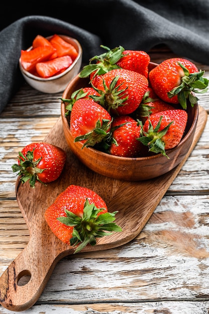 Aardbeien in een houten kom