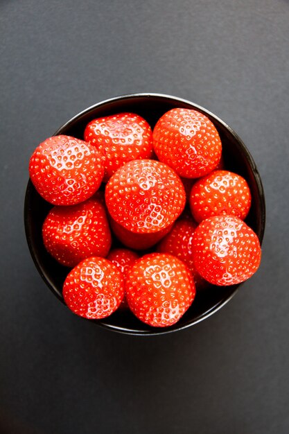 Aardbeien in een kom. Zwarte achtergrond. Studio-opnamen