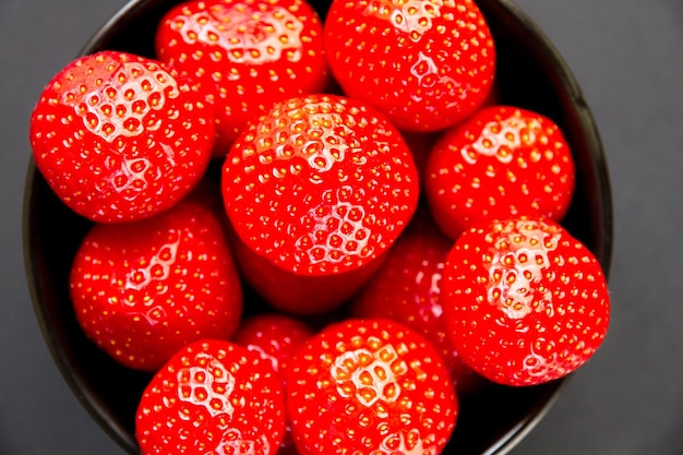 Aardbeien in een kom Zwarte achtergrond Studio schieten