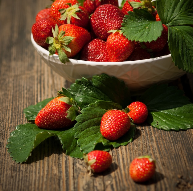 Aardbeien in een mand in de tuin