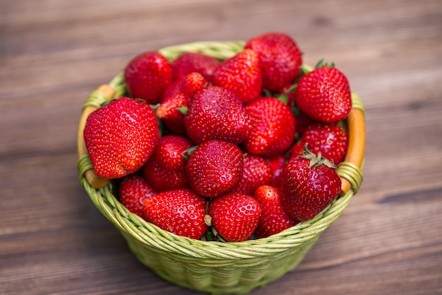 Aardbeien in een mand op hout