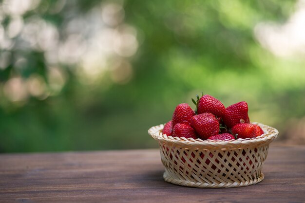 Aardbeien in een mand op hout