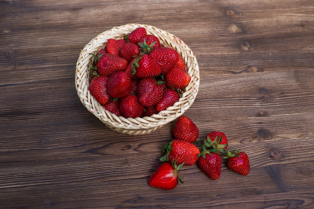 Aardbeien in een mand op hout