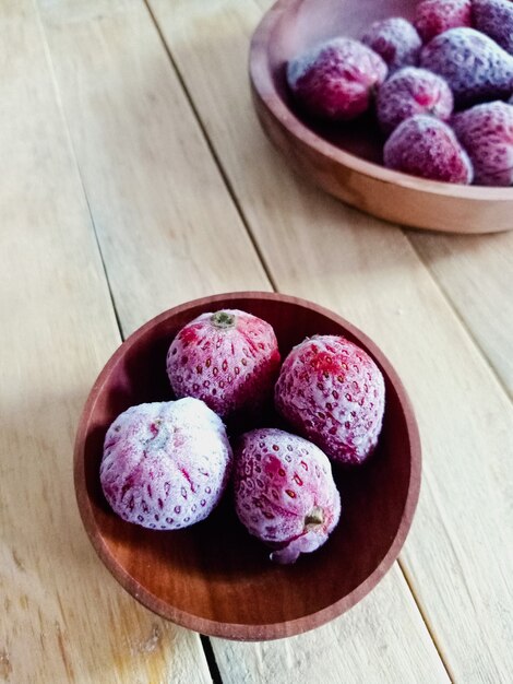 Aardbeien in een paar houten kom