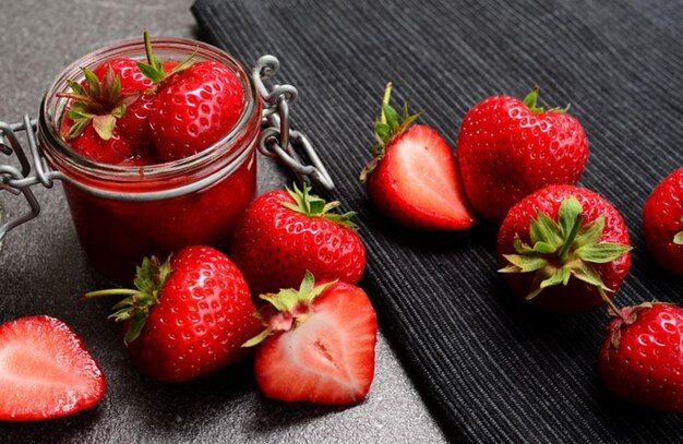 aardbeien in een pot op een zwarte achtergrond