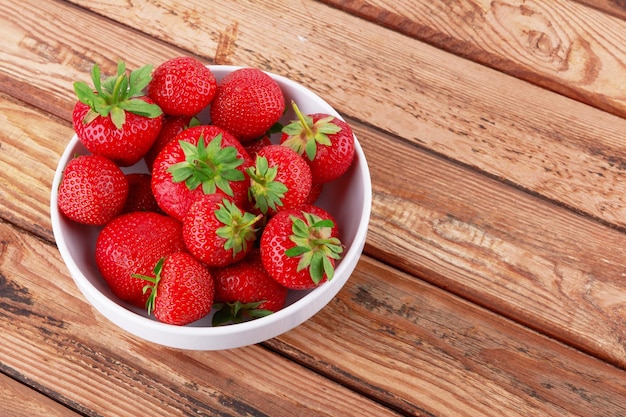 Aardbeien in een schotel