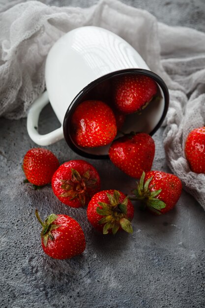 Aardbeien in emailmokken