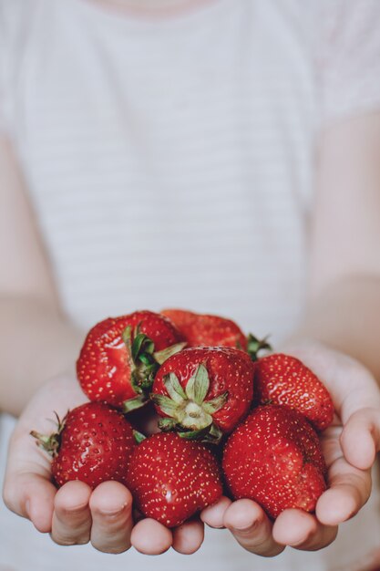 Aardbeien in kinderen handen