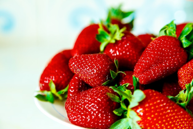 Aardbeien in levendige kleuren