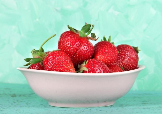 Aardbeien in plaat op blauwe achtergrond