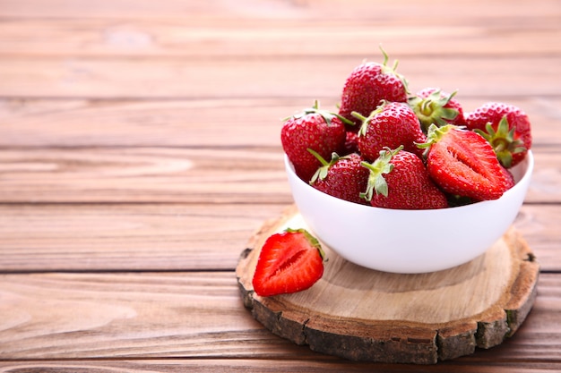 Aardbeien in schreeuwen op bruin houten