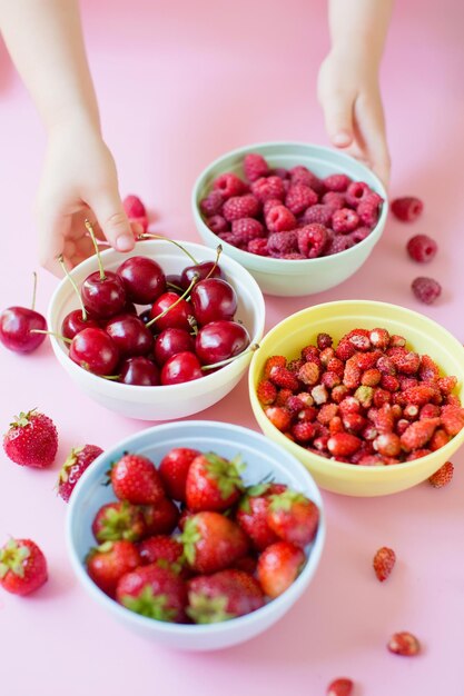 Foto aardbeien kersen raspberry bessen in schalen