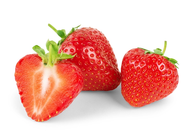 Foto aardbeien met bladeren. geïsoleerd op een witte achtergrond.