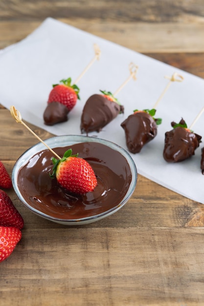 Aardbeien met chocolade Aardbei neergestreken in de chocoladekom Kopieer de ruimte