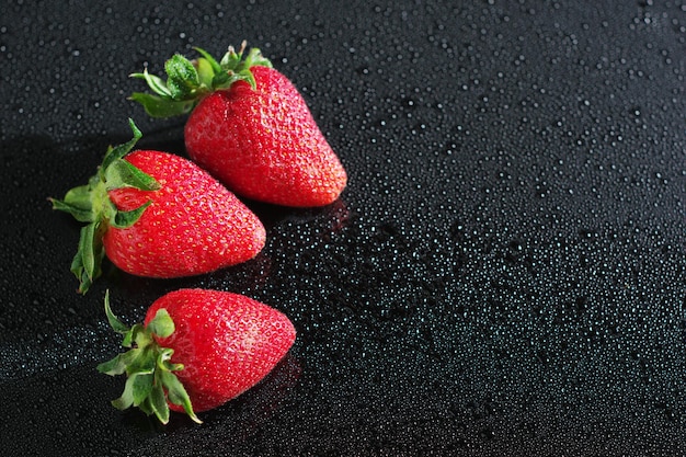 Aardbeien met waterdruppels