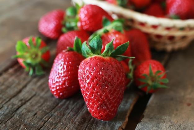 Aardbeien op een houten ondergrond