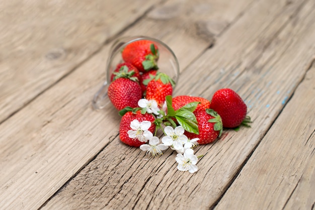 Foto aardbeien op een houten tafel