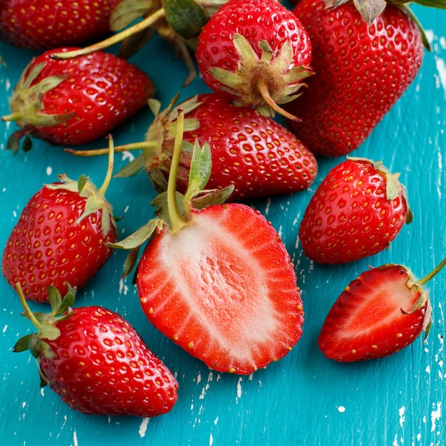 Aardbeien op een turkoois blauwe oude houten tafel