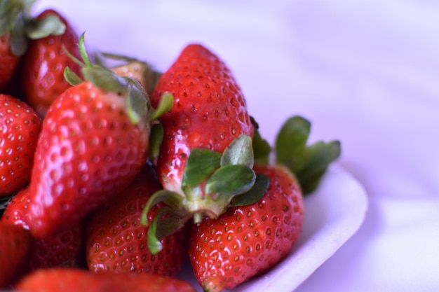 Aardbeien op een witte plaat