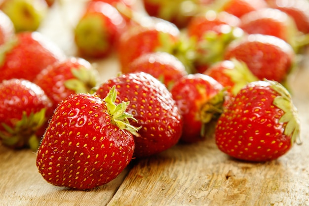 Aardbeien op houten tafel