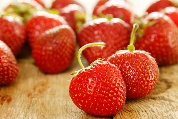 Aardbeien op houten tafel