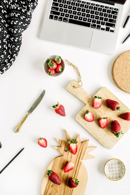 Aardbeien op kantoor aan huis Bureau met laptop. plat leggen