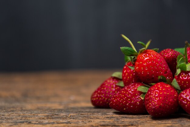 aardbeien op natuurlijke achtergrond Copyspace voor tex