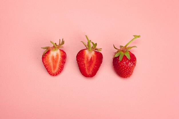 Aardbeien op roze achtergrond vers biologisch voedsel concept