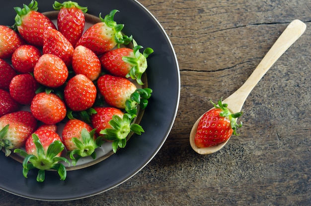 Aardbeien op schotel