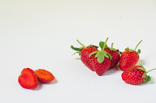 aardbeien op witte achtergrond gesneden aardbeien mooie aardbeien witruimte voor uw tekst