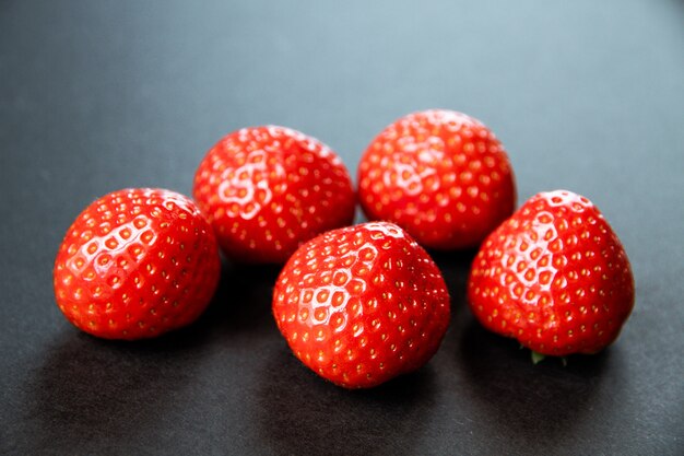 Aardbeien op zwarte tafel. Studio-opnamen