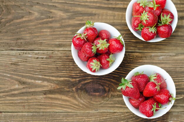 Aardbeien rijp rood op houten tafel