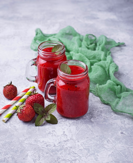 Aardbeien smoothie in glazen potten. Selectieve aandacht