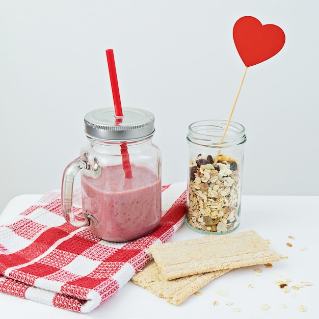 Aardbeien smoothie met muesli en cracker