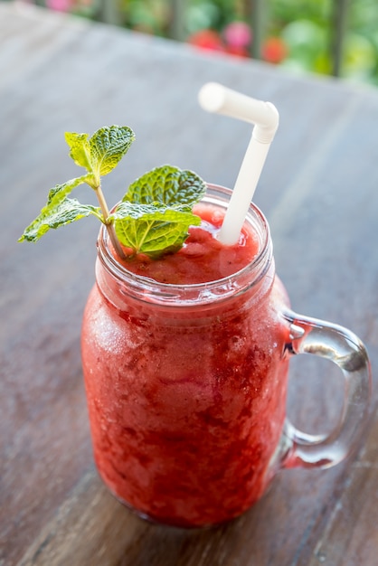 Aardbeien smoothie schudden