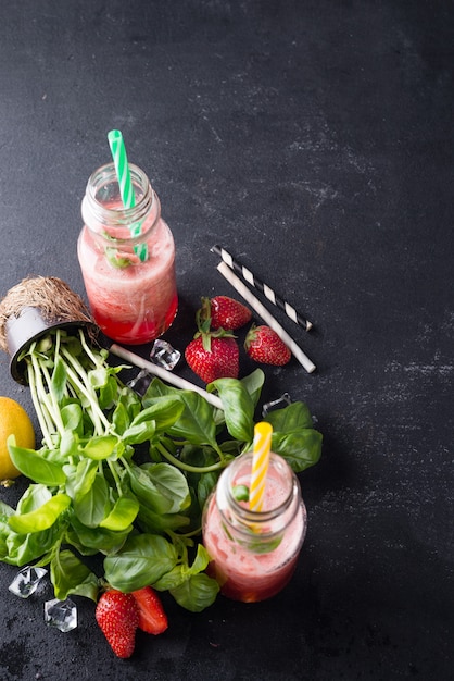 Aardbeien smoothies in flessen