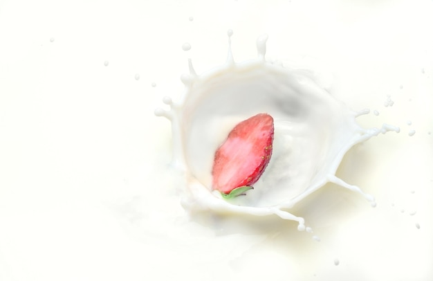 Aardbeien spatten in de melk