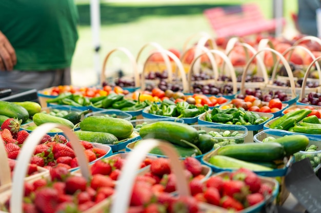 Aardbeien te koop op de groentenmarkt