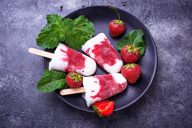 Aardbeien vanille ijslollys. Zelfgemaakt ijs. Selectieve aandacht